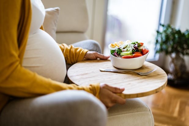 Schwangere Frau mit einem gesunden Salat