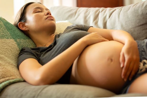 Schwangere Frau schläft