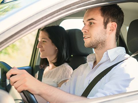 Frau und Mann im Auto