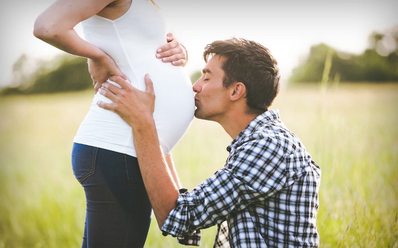Milupa DE website papa spickzettel mann kuesst schwangeren bauch