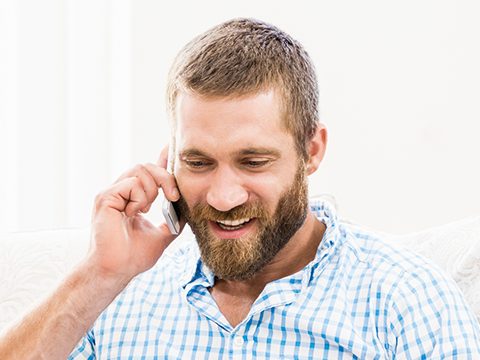 Vater spricht am Telefon