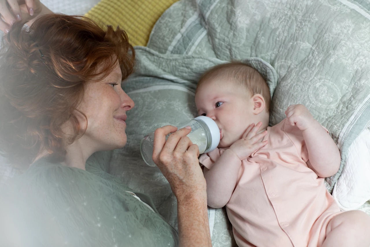 mom-bottle-feeding-baby