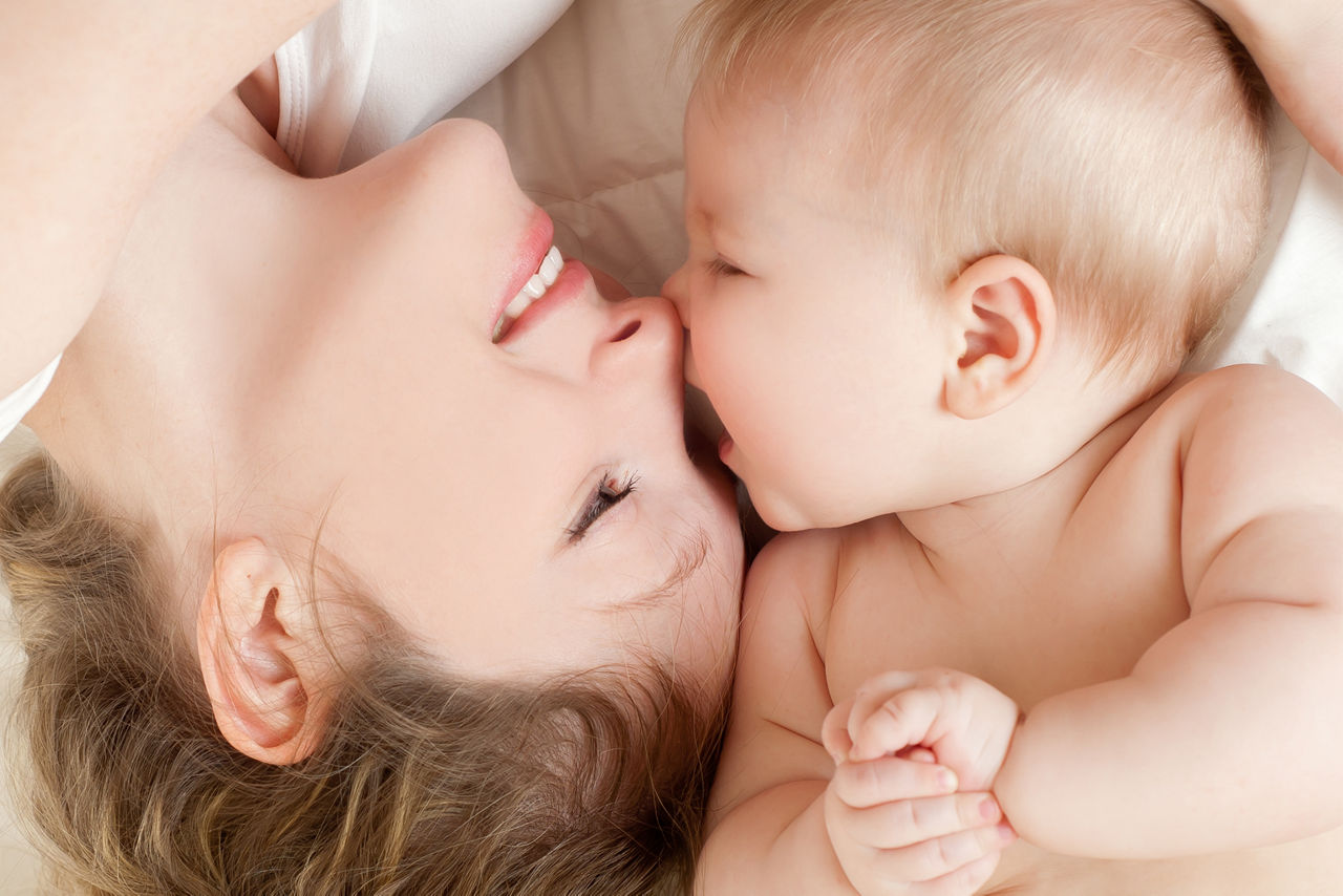 mother-and-baby-cuddling