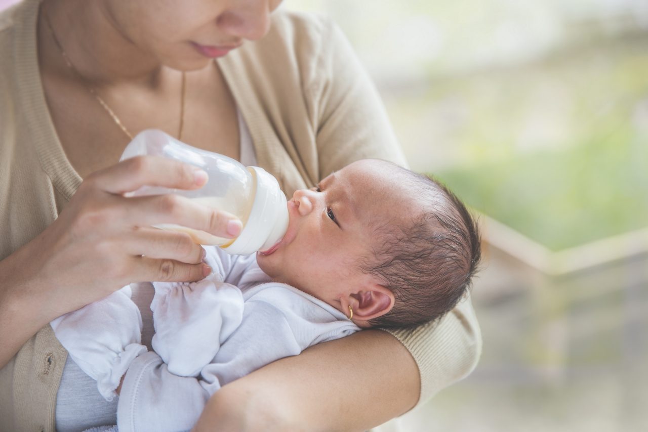 mother-bottlefeeding-newborn