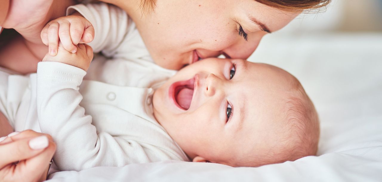 Mutter küsst Baby Nahaufnahme