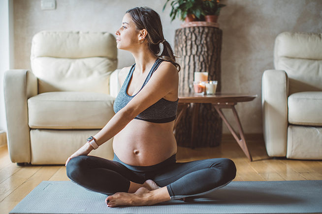 mujer embarazada haciendo yoga