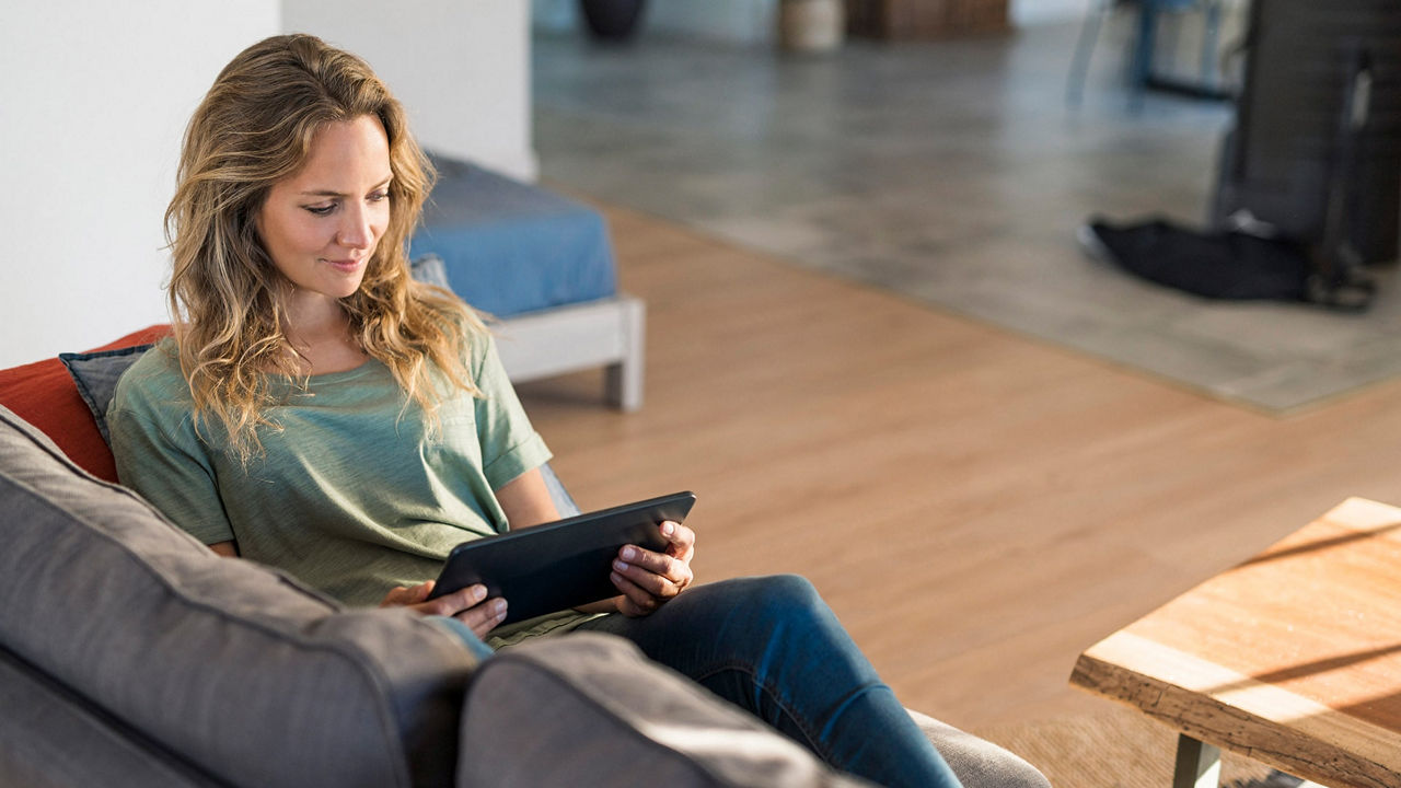 Mujer revisando tablet