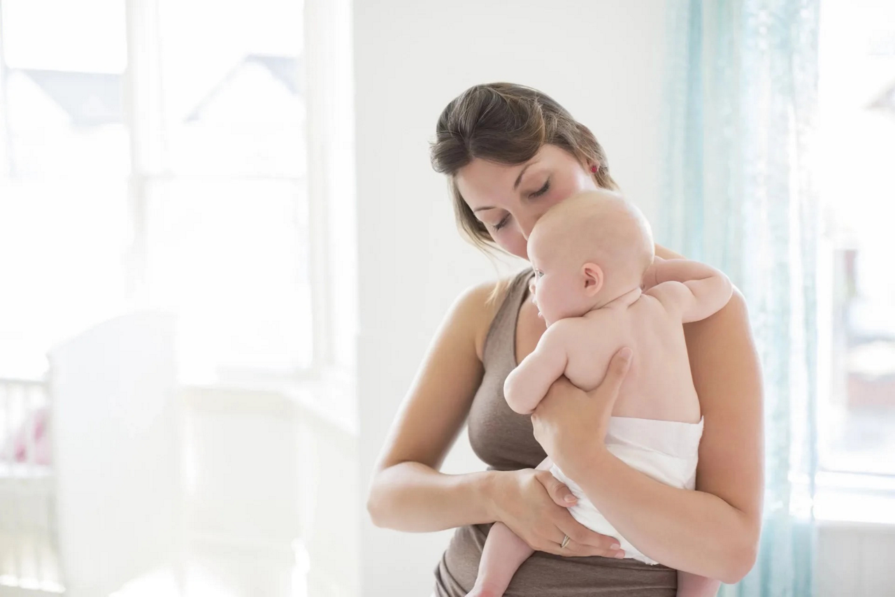 mum and baby cuddling