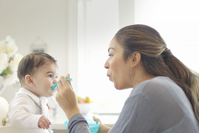 mama i beba odvikavanje od majčinog mleka uz jedenje žitarica iz činije kašikom 4