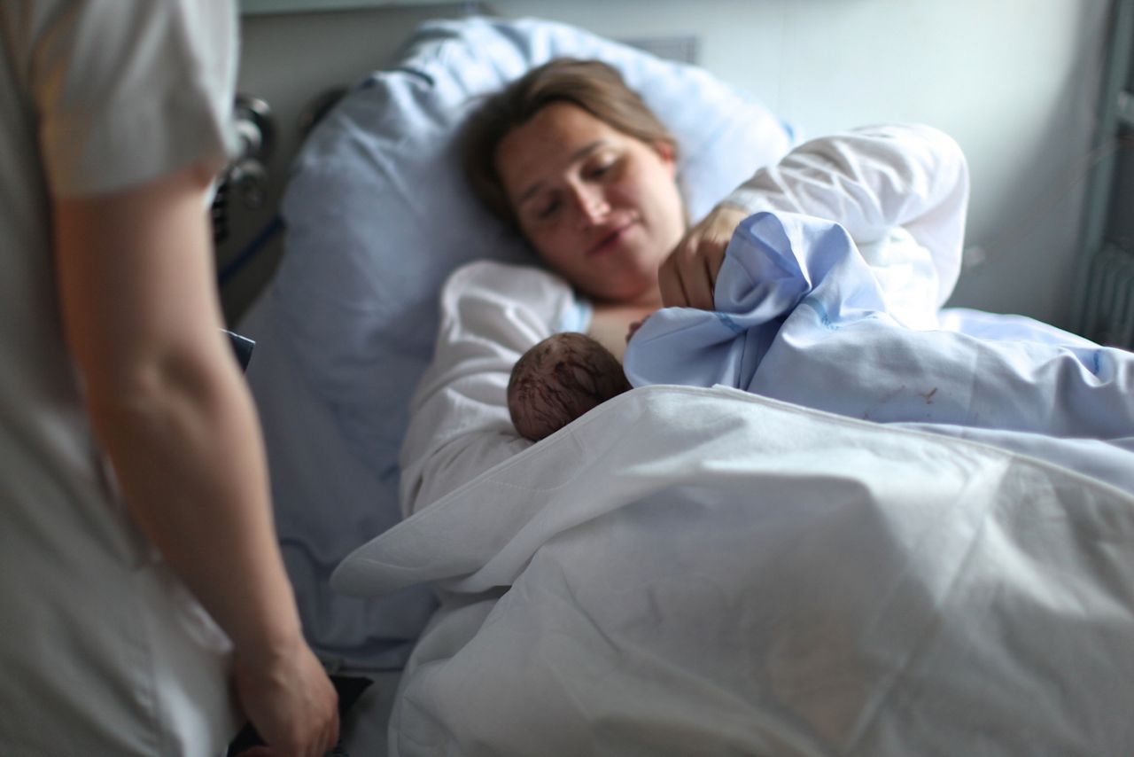 Mutter und Neugeborenes in der Klinik