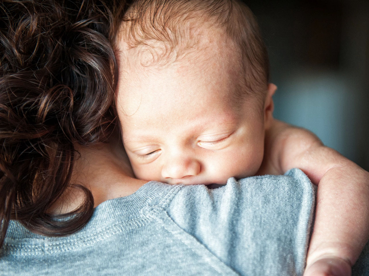 newborn-on-mums-shoulder