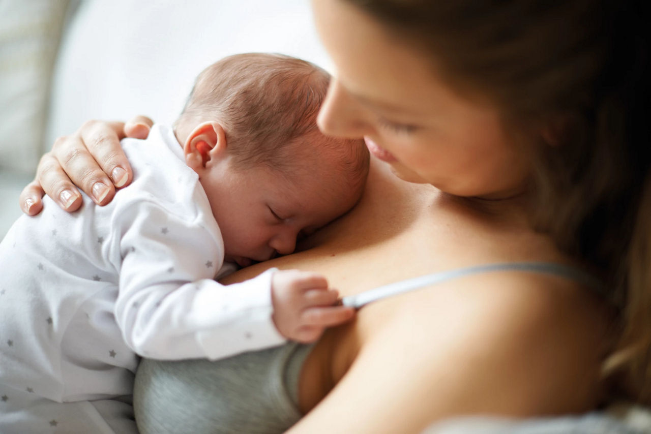 newborn-sleeping-on-mothers-chest