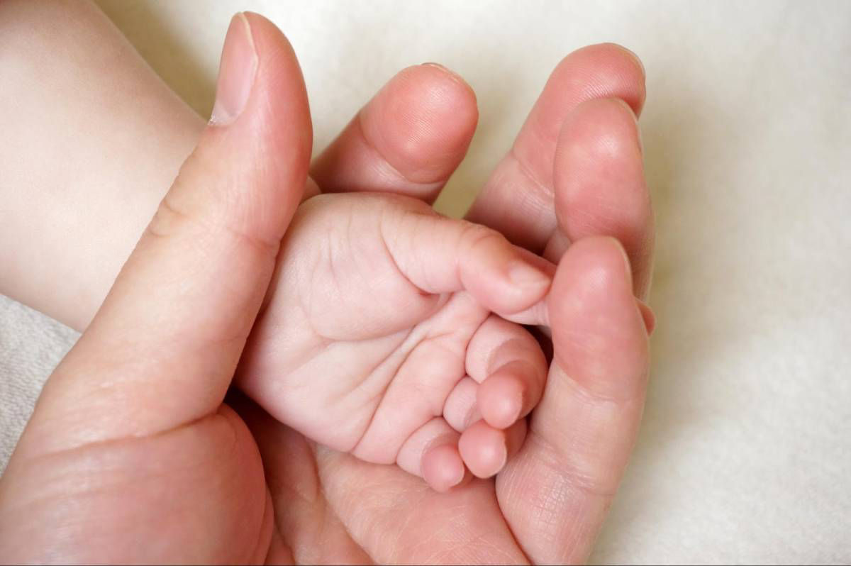 Vì sao cha mẹ nên sớm nhận ra những dấu hiệu cho thấy bé 2 tháng tuổi thông minh?