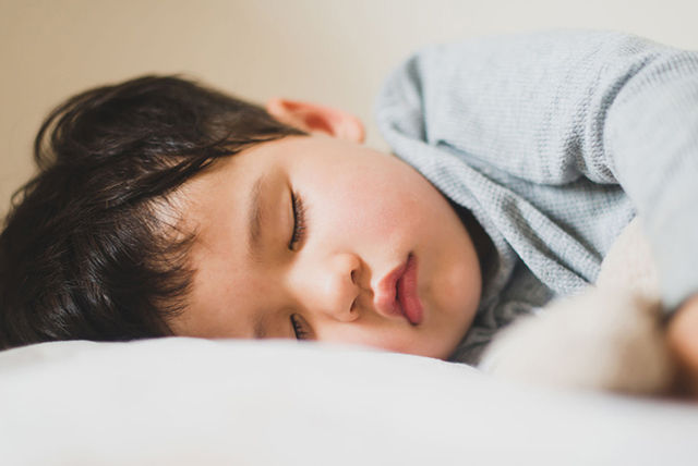 niño pequeño durmiendo