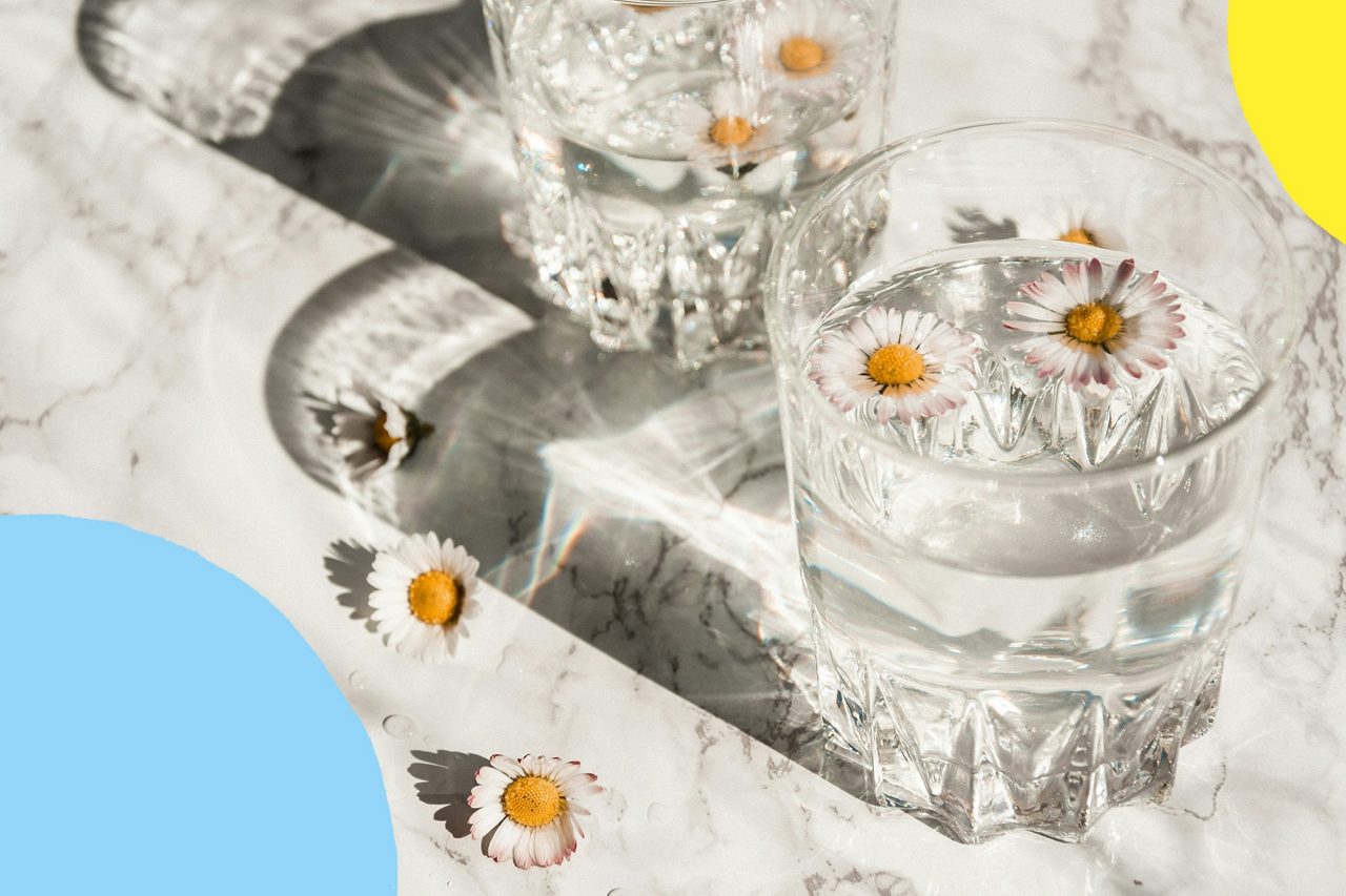 Verre d'eau sur la table : article 5 conseils hydratation pour boire plus d’eau