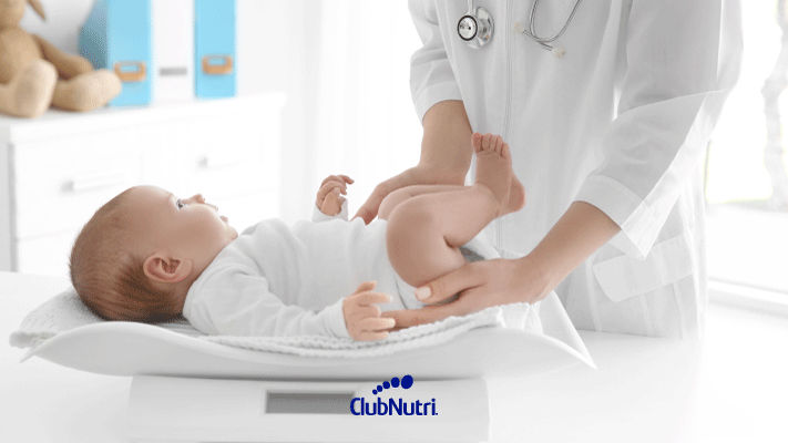 madre y padre con manos en la panza