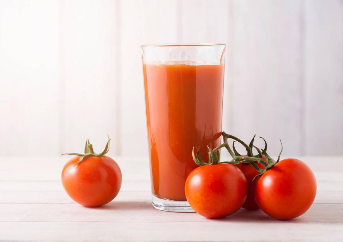 Nước ép cà chua có thể giúp mẹ cải thiện đề kháng nhờ giàu vitamin C và E.