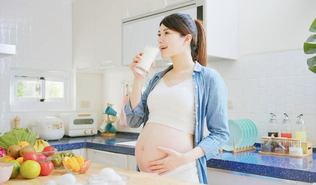 Uống nước gì tốt cho bà bầu 3 tháng đầu đó là sữa tiệt trùng