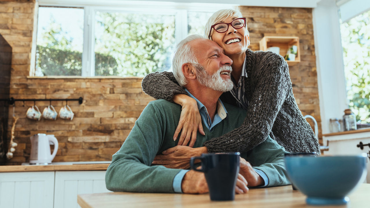 nutricia-eldery-couple-sitting-on-garden-bench.tif