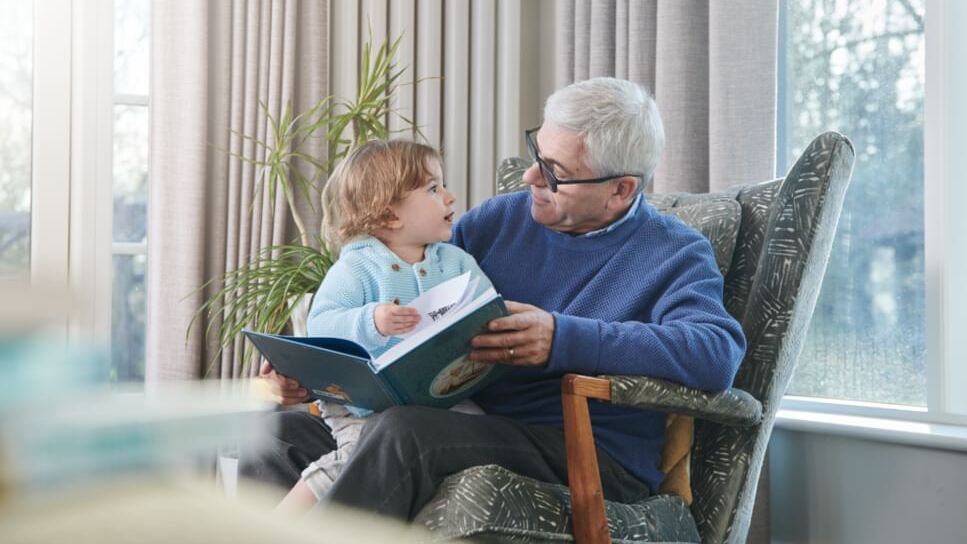 nutricia-grandfather-granddaughter-reading