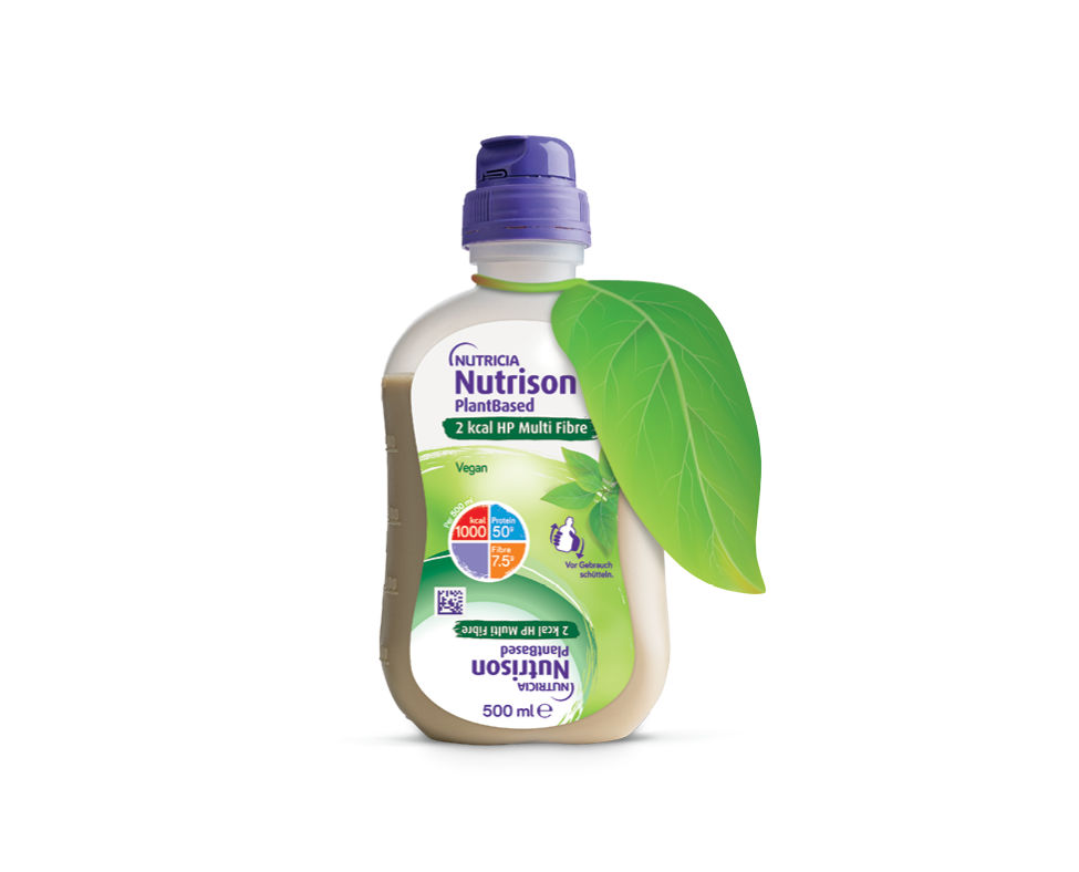 Die vegane Trinknahrung Nutricia Nutrison PlantBased steht mit grünem Etikett und Blattverzierung auf weißem Hintergrund.