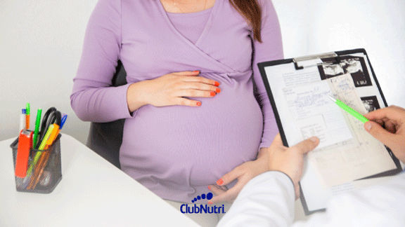 mujer embarazada con doctor y planilla