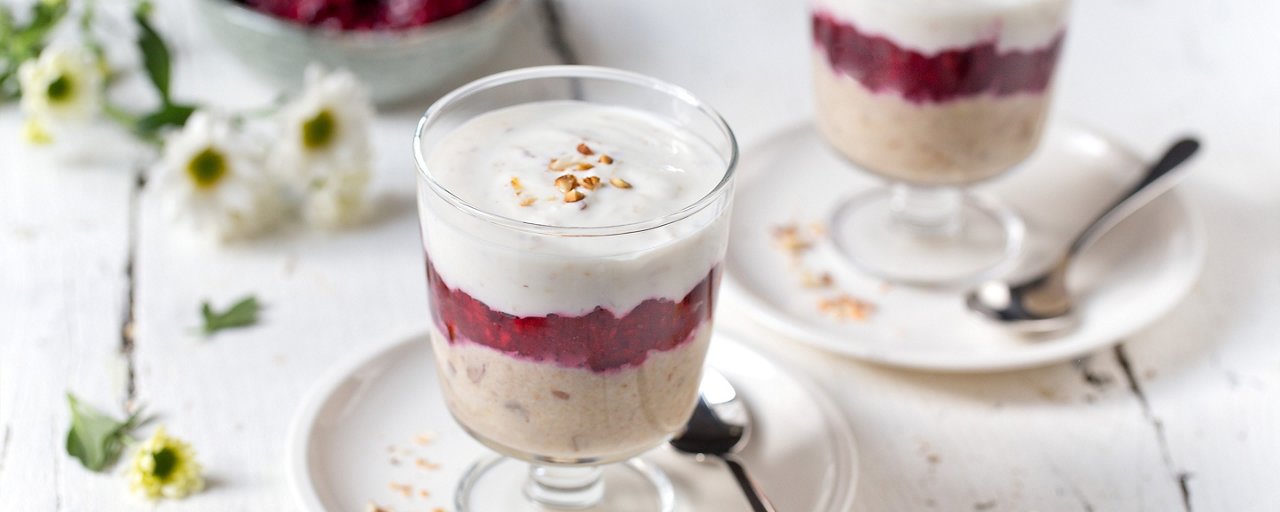 Overnight Oats mit Beerenkompott und ACTIVIA Quinoa & Sonnenblumenkerne