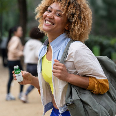 femmE qui tient un yaourt dans sa main