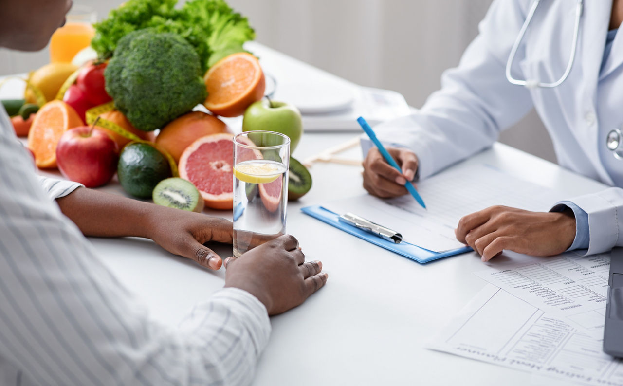paciente-com-agua-em-consultorio-nutricionista