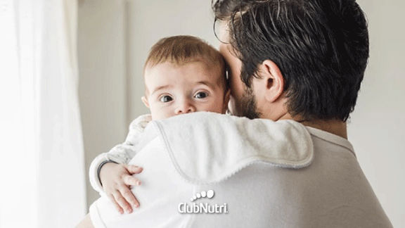 Padre de espalda haciéndole "provecho" a su hijo