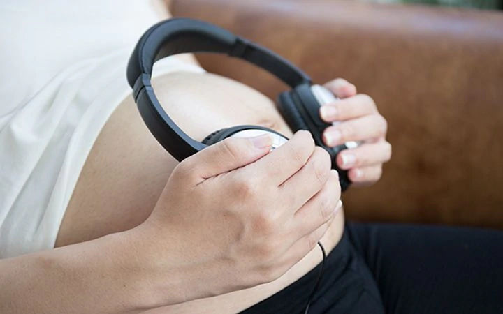 Pregnancy headphones on bump