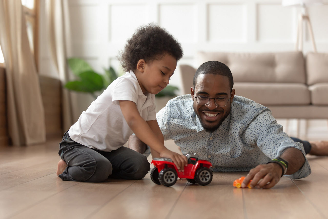 pai-e-filho-brincando-juntos.jpg