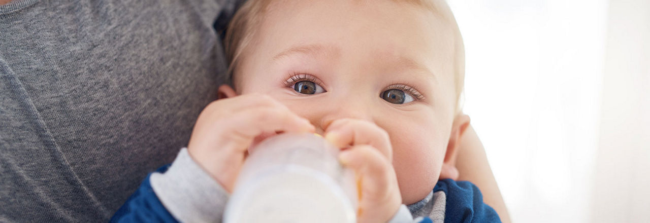 bébé qui boit son biberon