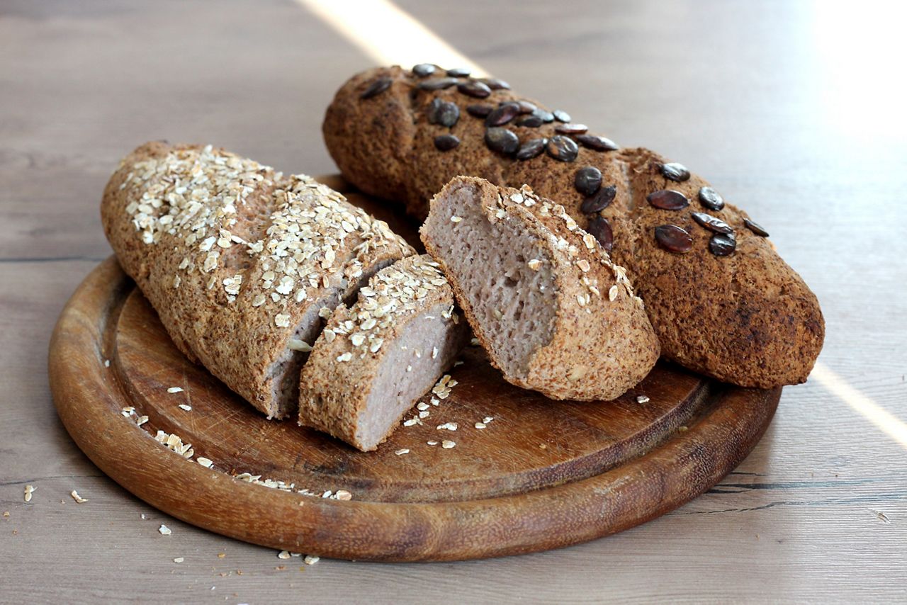 femme préparant son petit déjeuner en cuisine