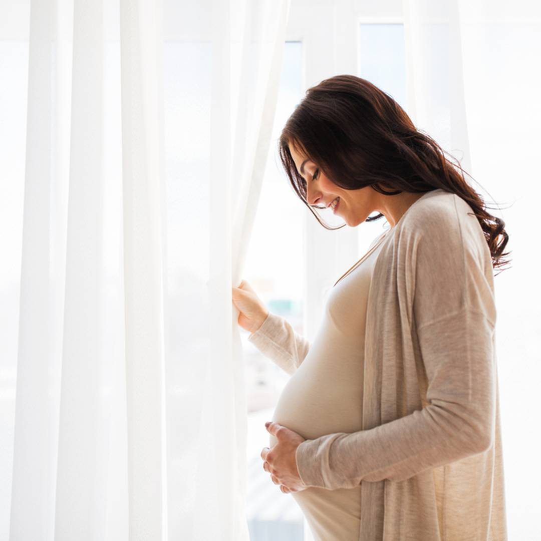 Donna incinta accarezza il pancione