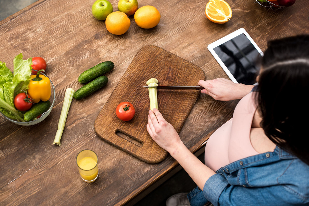 pregnant-mother-chopping-food