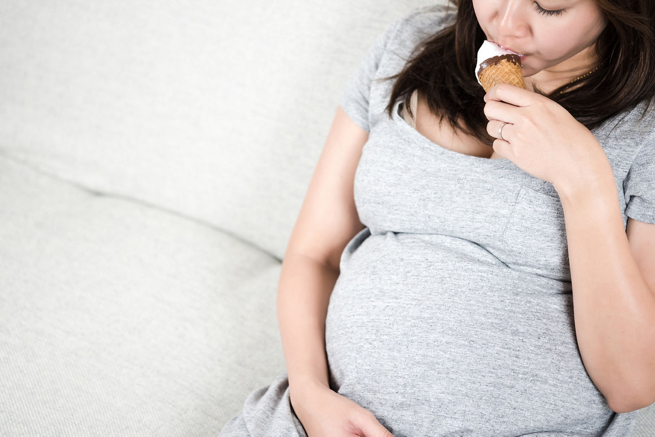 pregnant-mother-eating-ice-cream-sugar