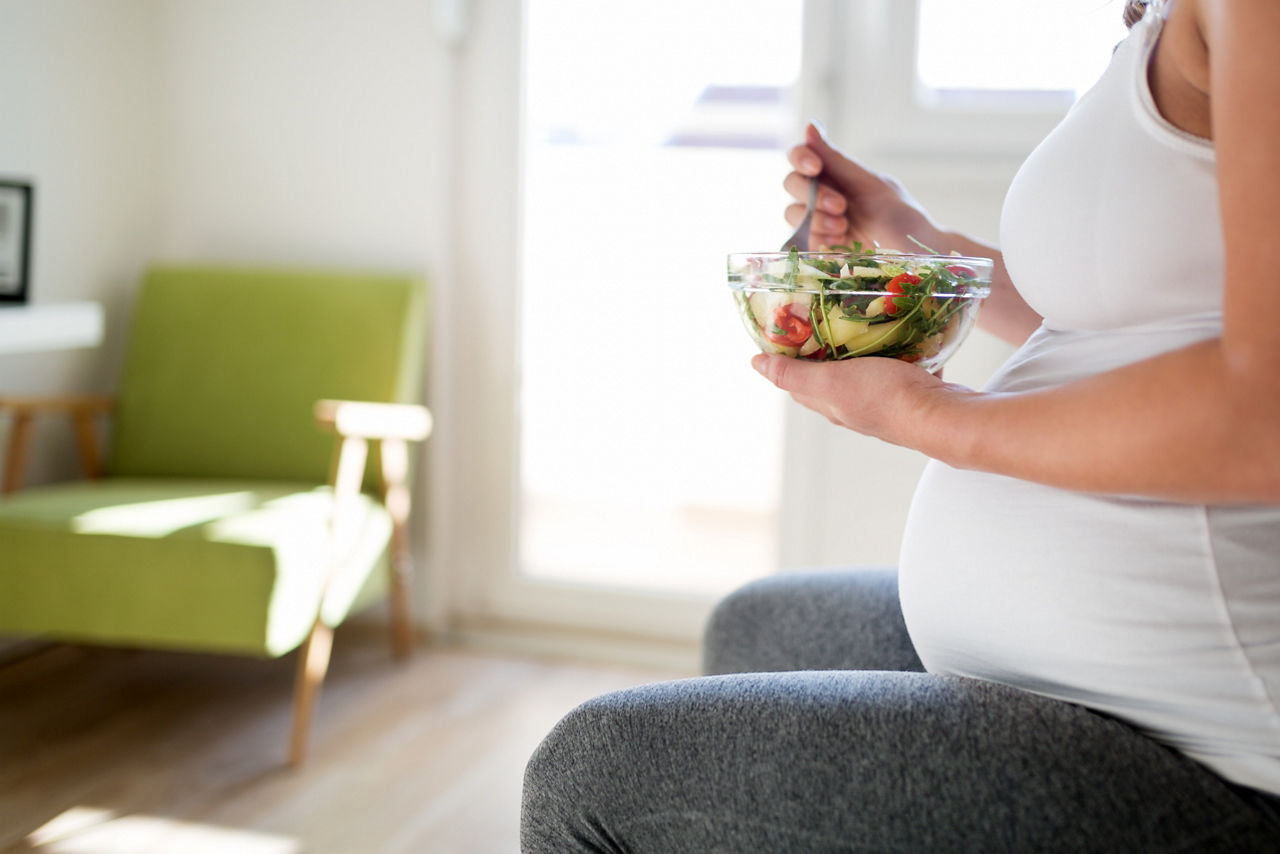 pregnant-mother-eating-salad