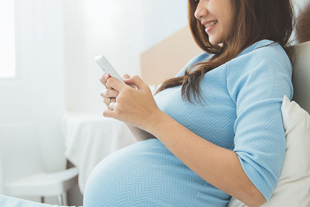 pregnant woman checking instagram 1