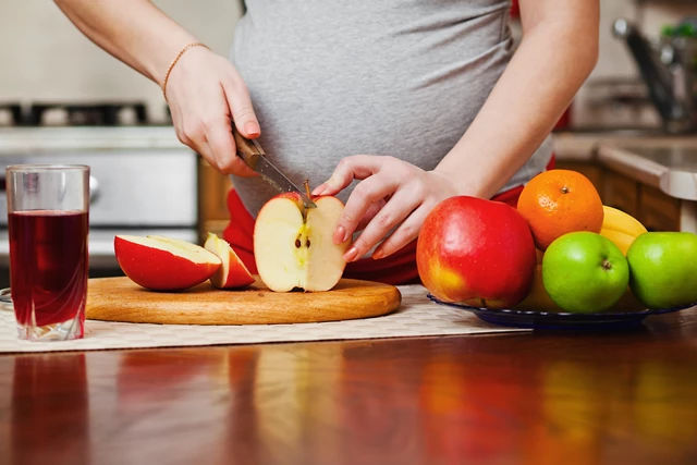 man kissing baby bump