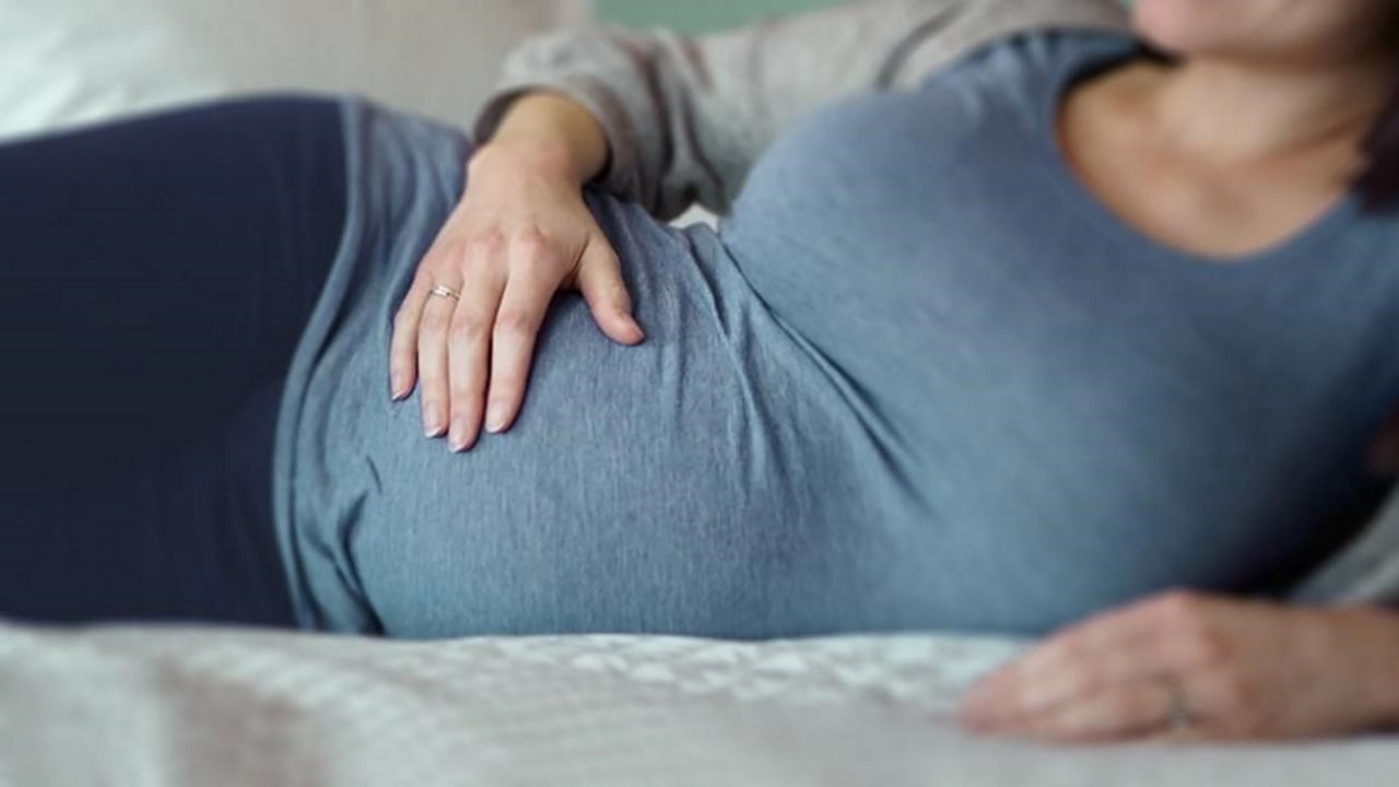 Mujer embarazada descansando de lado, representando el cuidado prenatal y el bienestar durante el embarazo, contenido de Nutricia Club (Guía para embarazadas)
