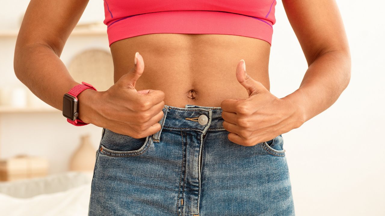 femmes dansant en se regardant le ventre et en souriant