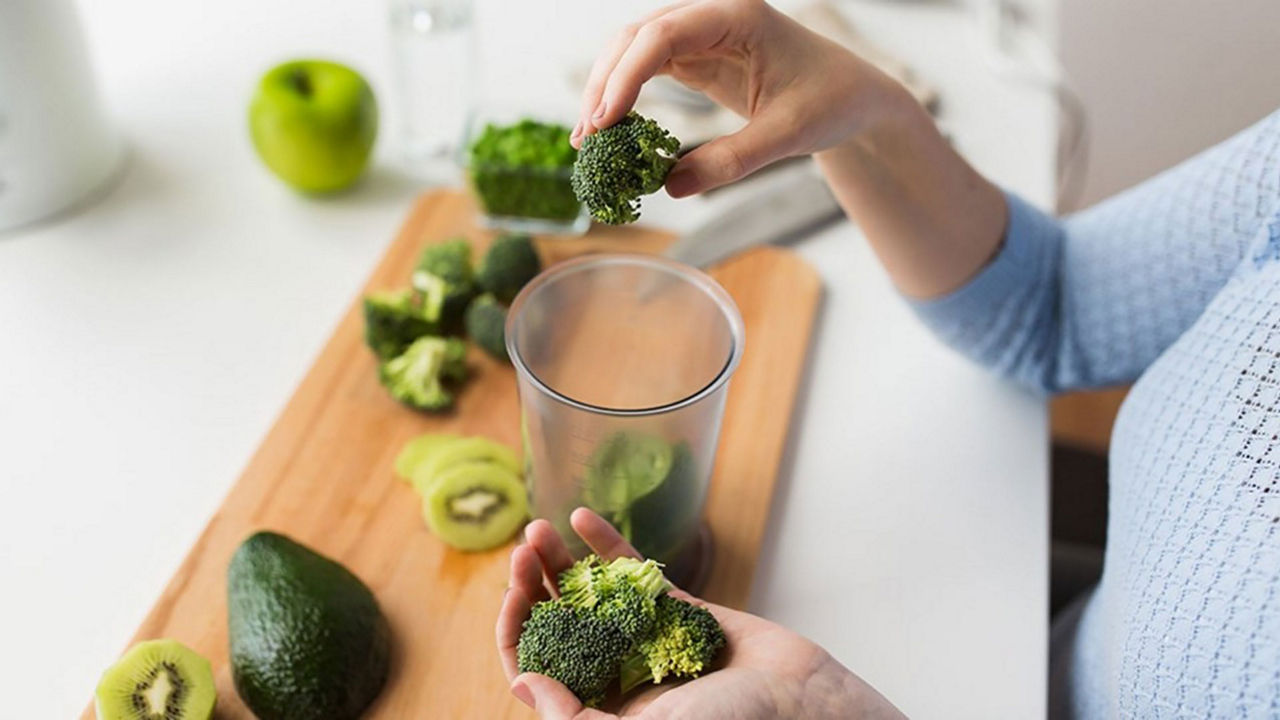 Preparando un batido verde con brócoli, aguacate y kiwi, una opción saludable y nutritiva