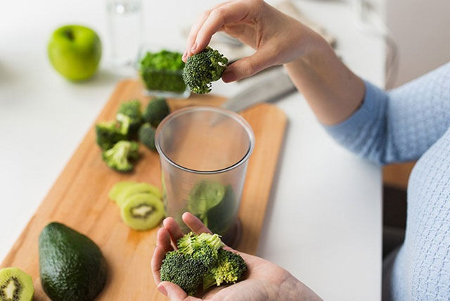 preparing greens smoothie