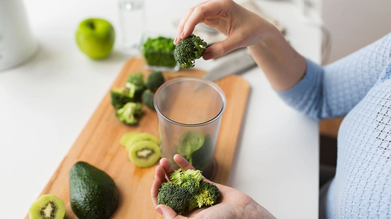 preparing greens smoothie