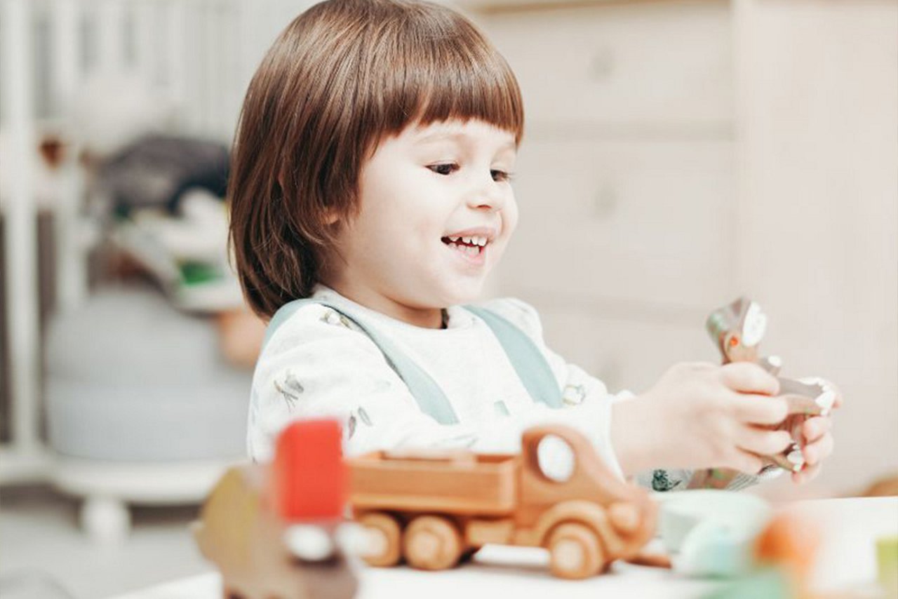 Πώς να βοηθήσετε το νήπιό σας να μιλά και να ακούει