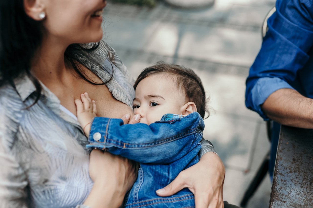 Quelle quantité de lait donner à bébé selon son âge ?