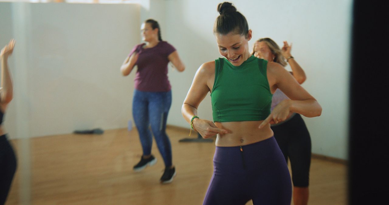 femmes dansant en se regardant le ventre et en souriant