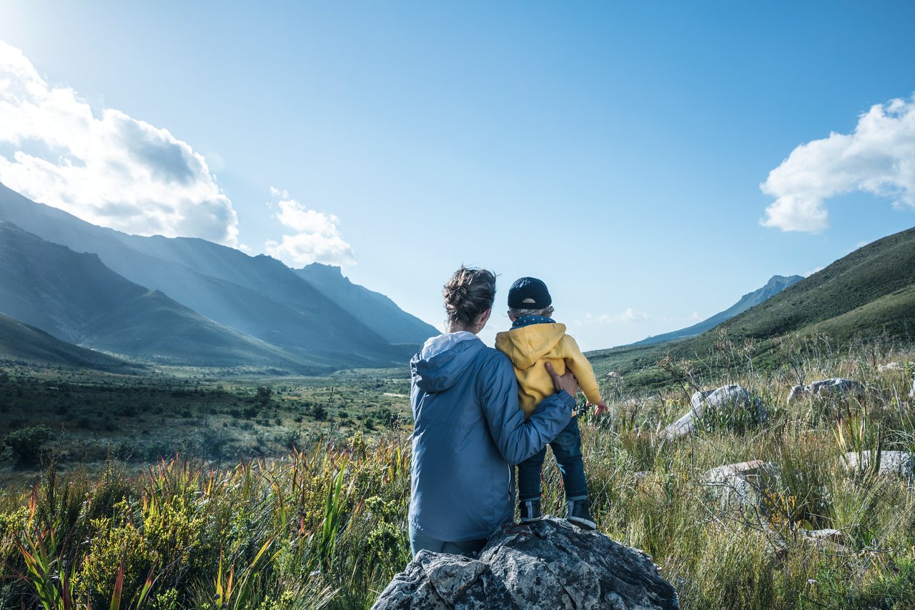 Mutter mit Kleinkind in den Bergen