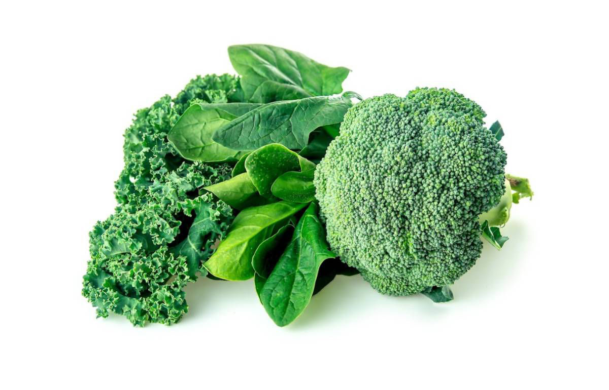 Mẹ nên thêm vào thực đơn các loại rau xanh giàu Axit folic, Sắt, Vitamin A, Canxi, Vitamin D,...